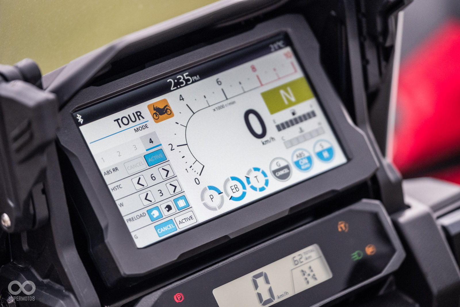 除了透過不怎麼順手的把手按鍵操控，這組螢幕也可直接觸控使用