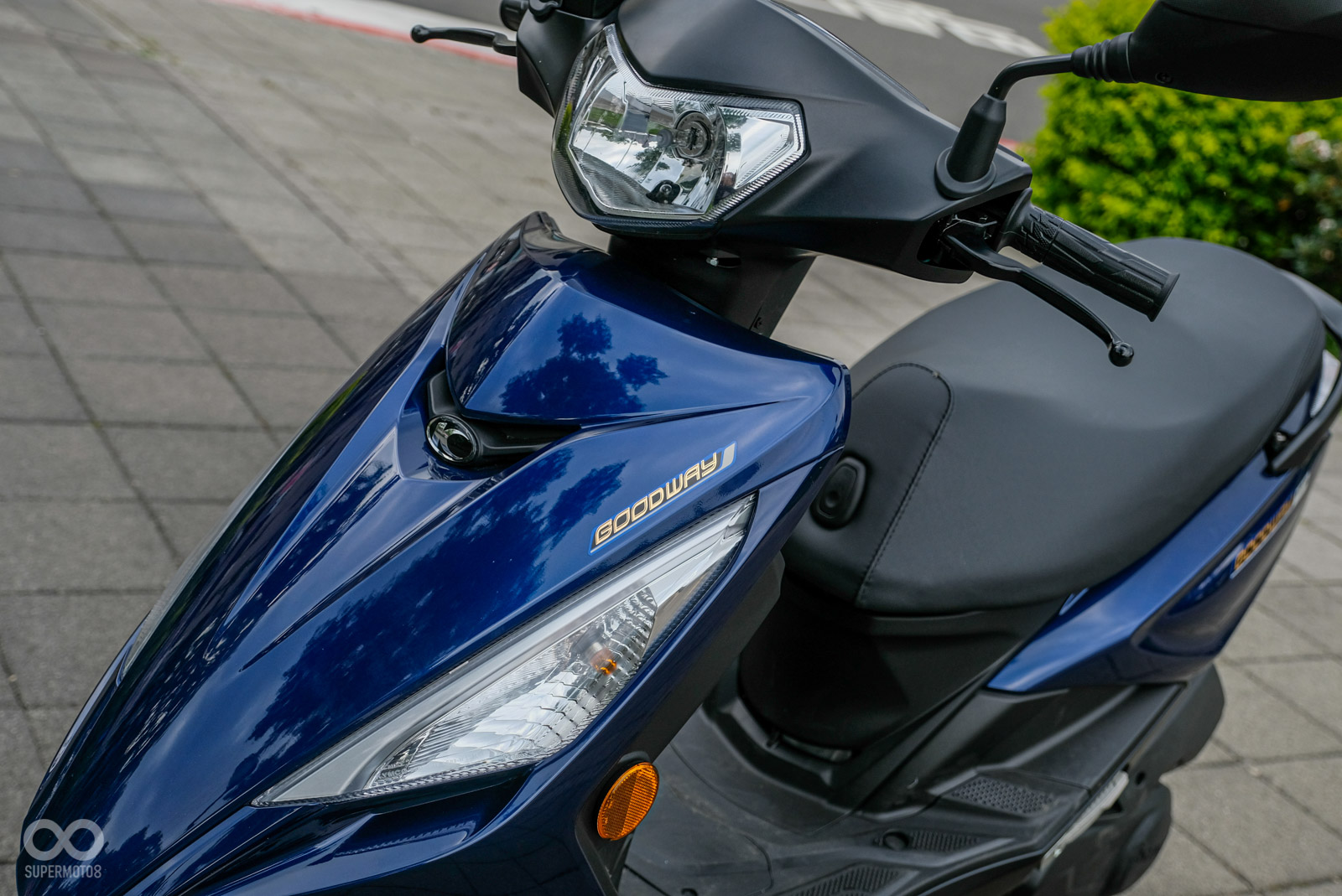 在大地名流上，KYMCO採用雙色（車頭、前面板）烤漆呈現