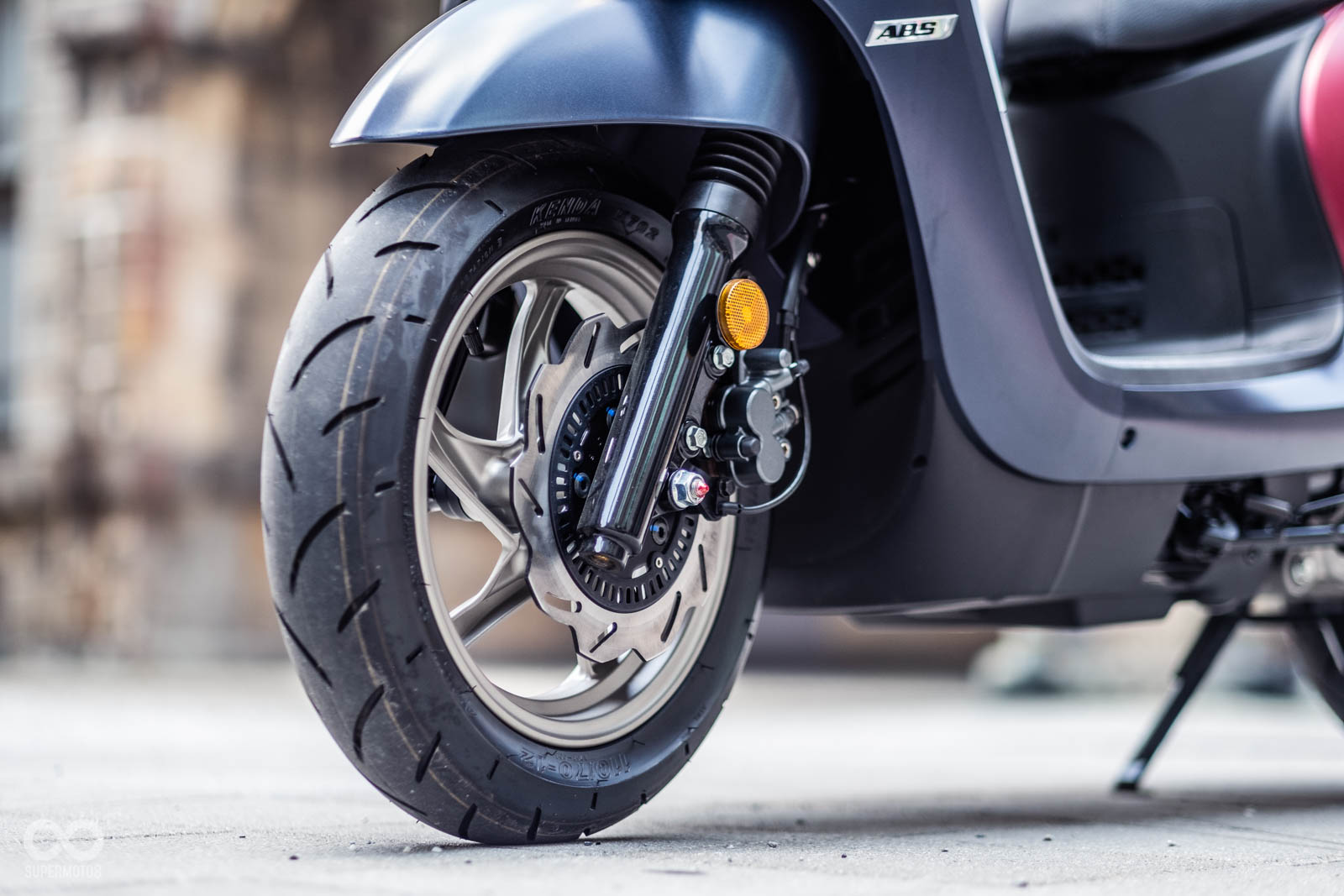 採用FNX輕量化輪框,並使用浪花碟盤,操駕表現沒有因為美型而妥協