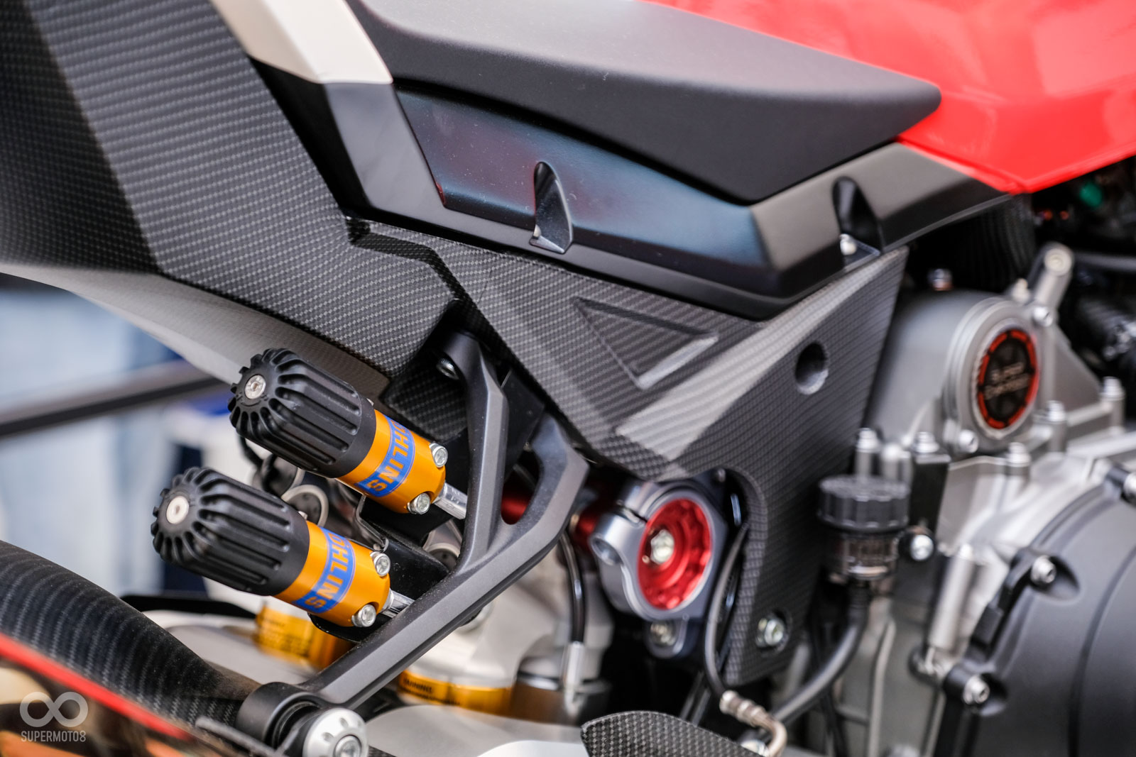 半主動式的OHLINS懸吊,一前一後總共兩組,真的厚本!