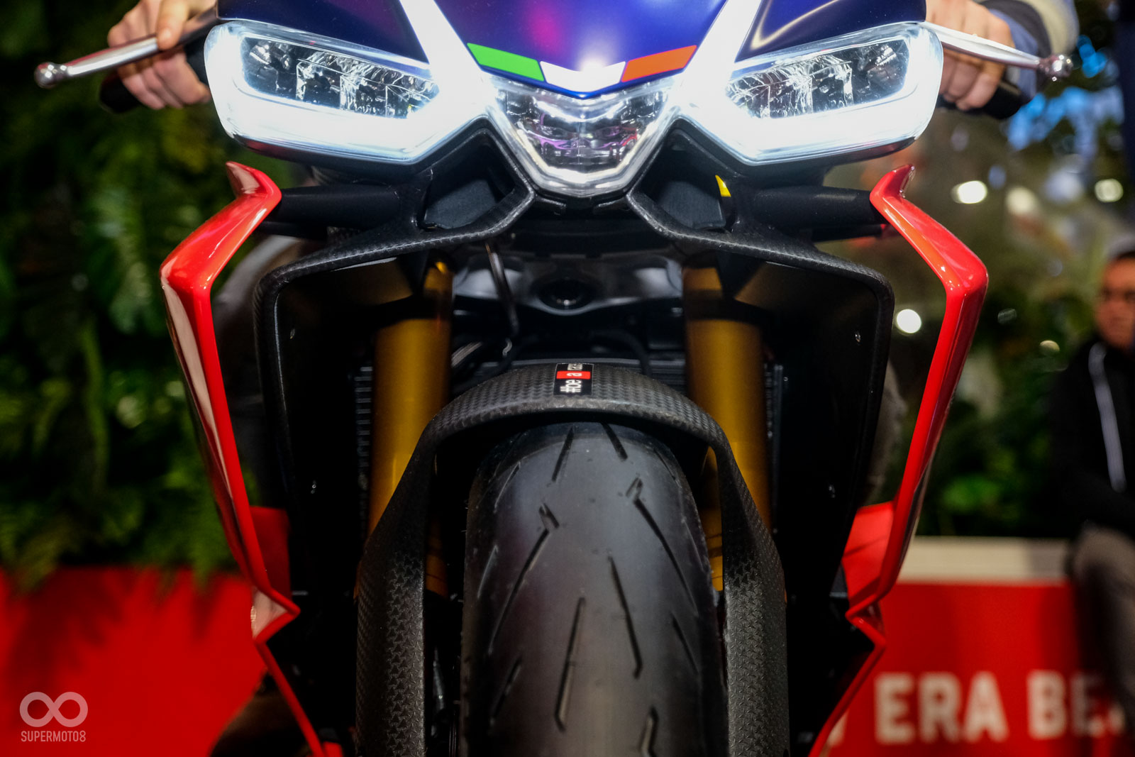 正面看RS660的這套「APRILIA主動式空氣力學套件」可以發現造型其實與當家廠車RS-GP有幾分雷同，但又在裡層整流照上做出不同的線條設計，估計應該是有實質的下壓力。