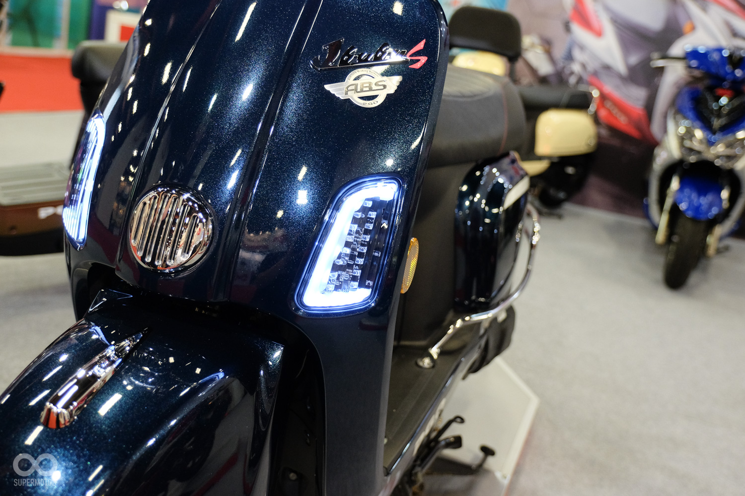 方向燈的部分也加入了導光條點綴，更添科技感