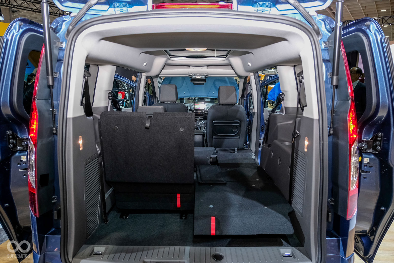 Tourneo Connect車內空間相當大,展示車型為七人座設定