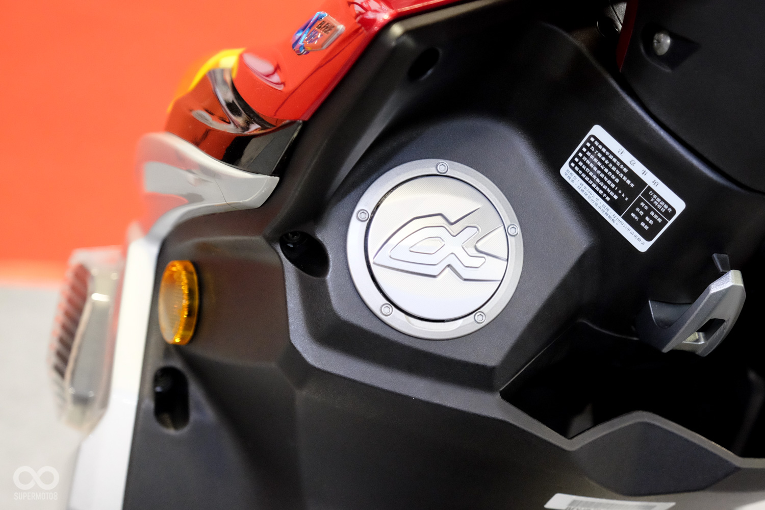 CNC的專屬油箱蓋，上頭還有希臘字母ALPHA的字樣