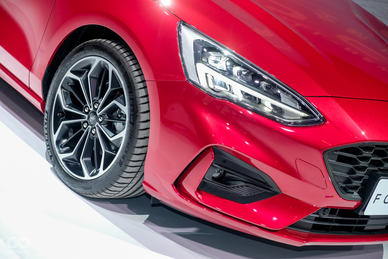 銳利的車燈線條配上18吋輪圈，再加上大包得空力套件，整體的運動氣息超濃厚