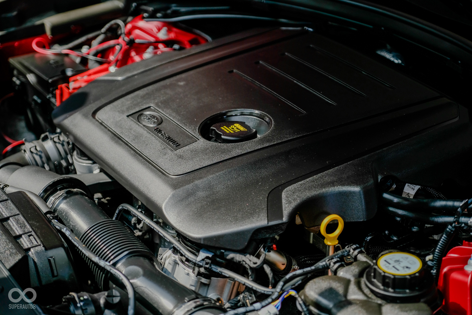 全新Range Rover Velar搭載六款不同的動力規格，汽油、柴油動力皆備