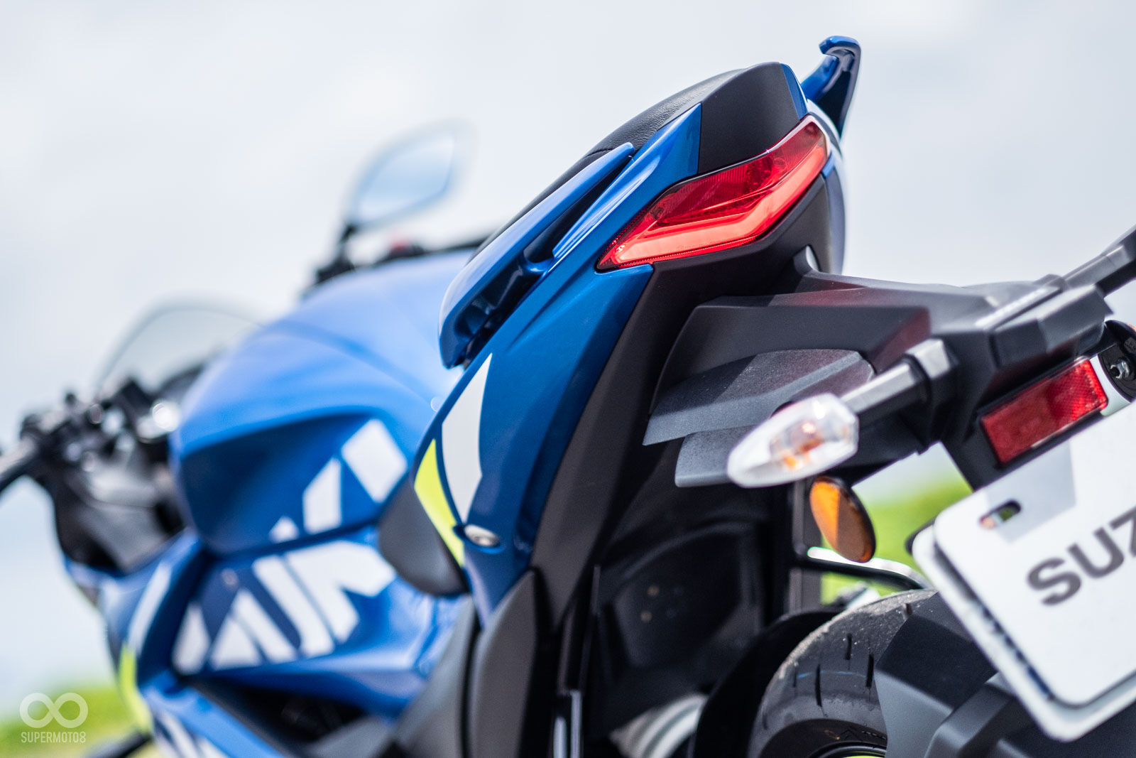 尾燈同樣使用導光條LED燈,同時街車、街跑車都有後扶手設定