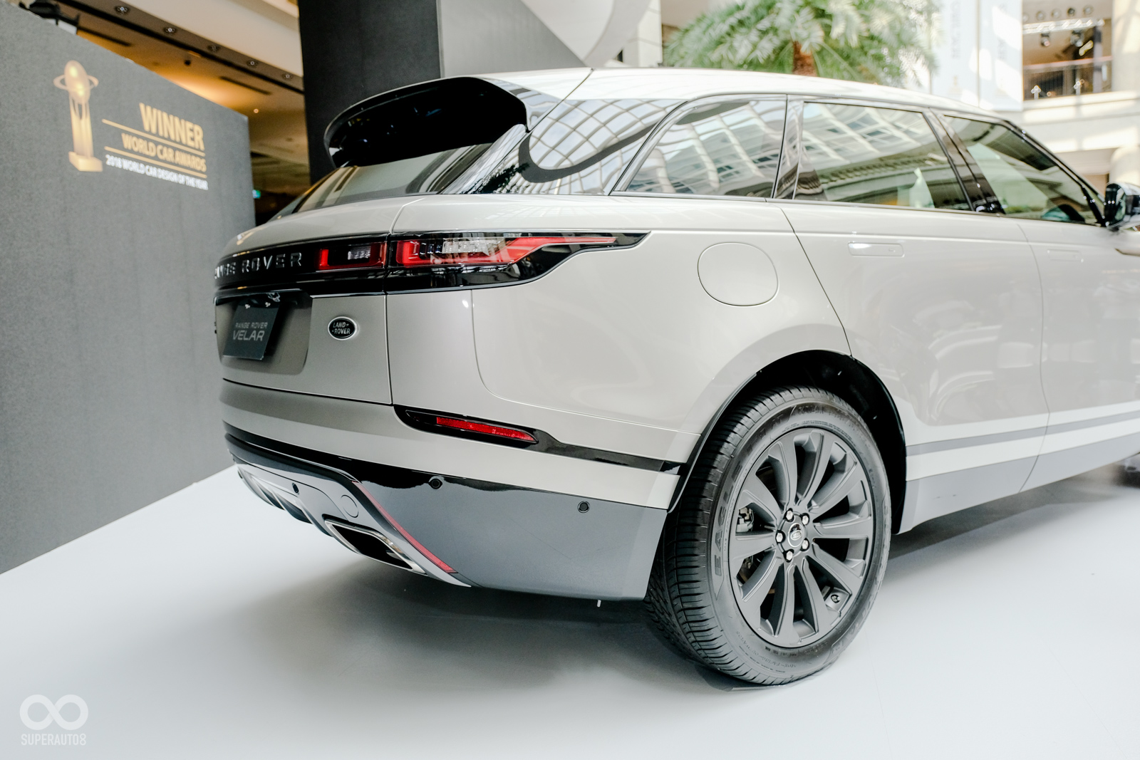 懸浮式車頂搭配上精緻的LED尾燈，造型相當亮眼