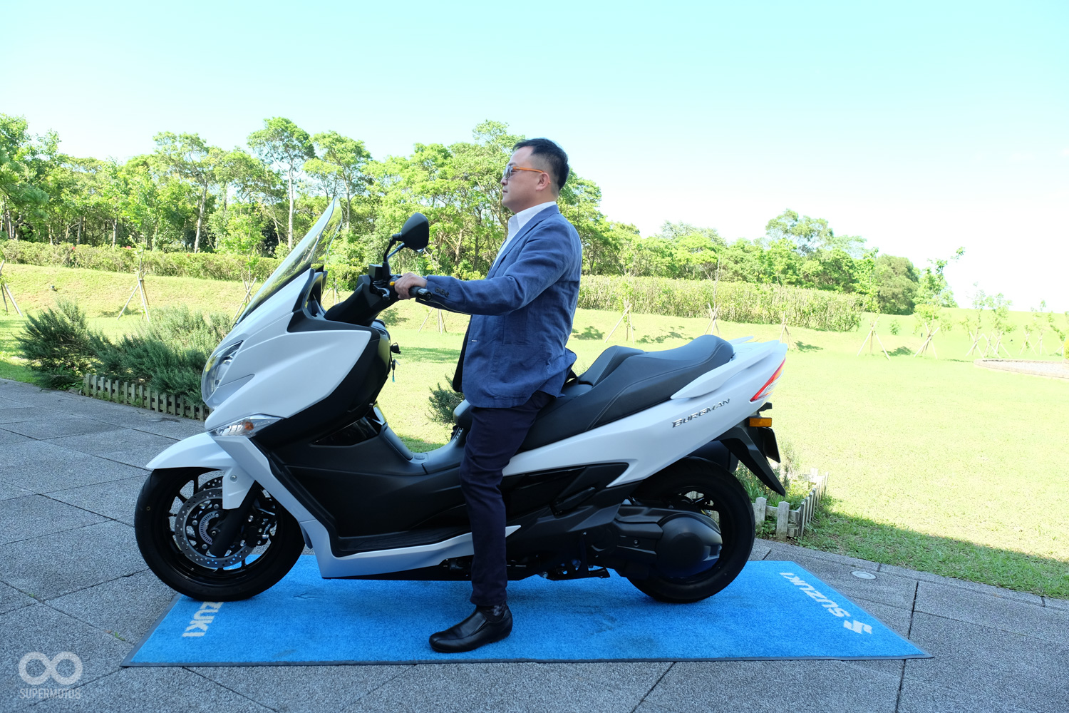 身高號稱165的林經理親自示範,坐在椅墊上雙腳平貼地面