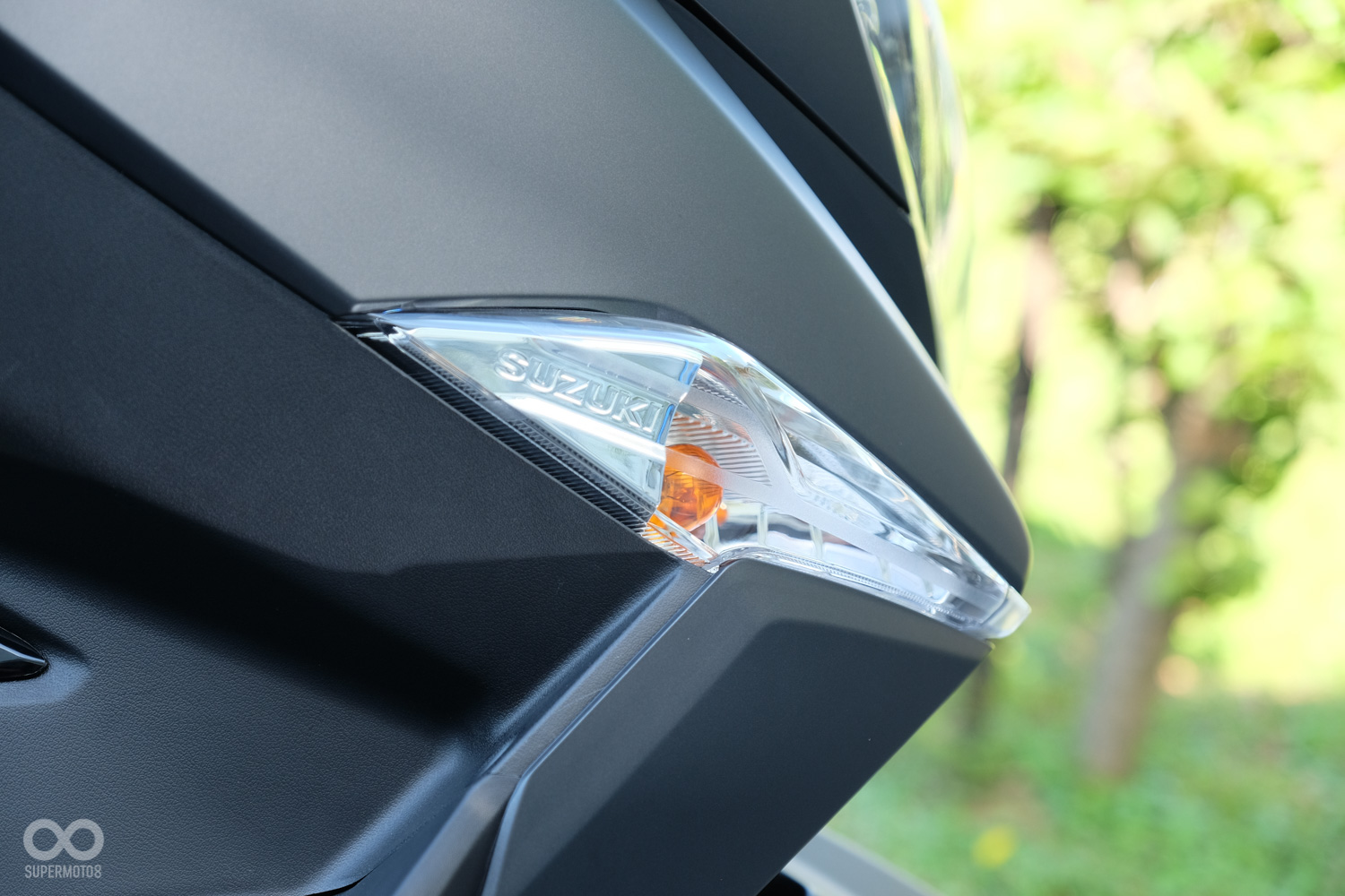 在方向燈內也能看到SUZUKI字樣的品牌壓花,精緻度相當高