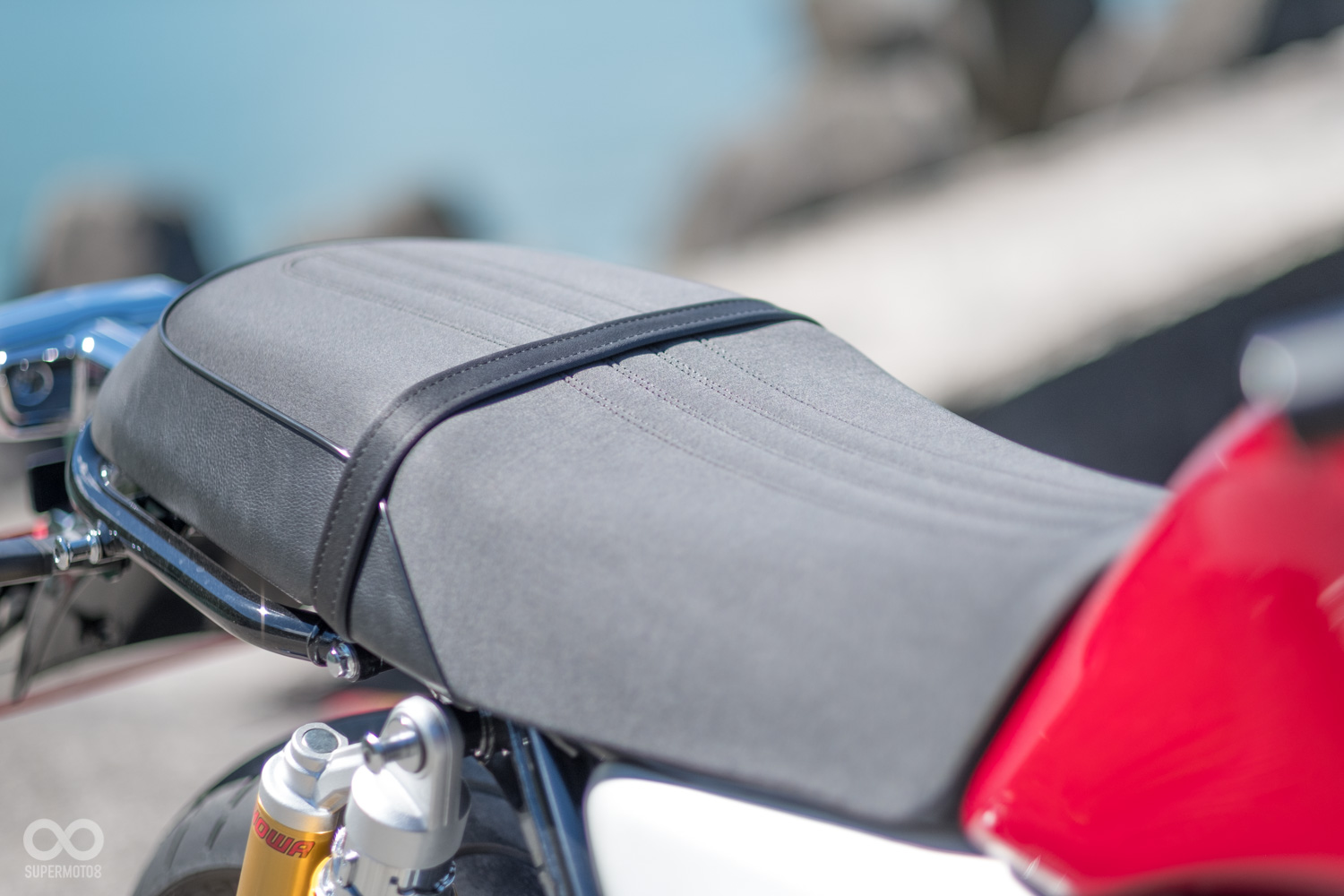 坐墊造型同樣經典,但改成了較為運動風的直向條文,並且施以類麂皮的表面處理,讓質感大幅提升