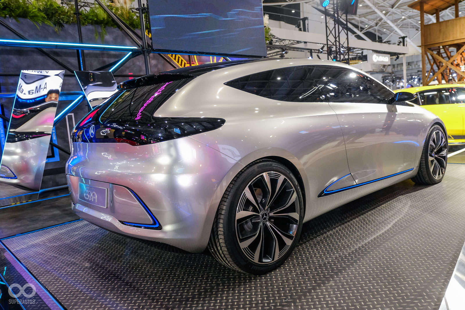 除了EQC以外,展場也擺了Mercedes-Benz Concept EQA