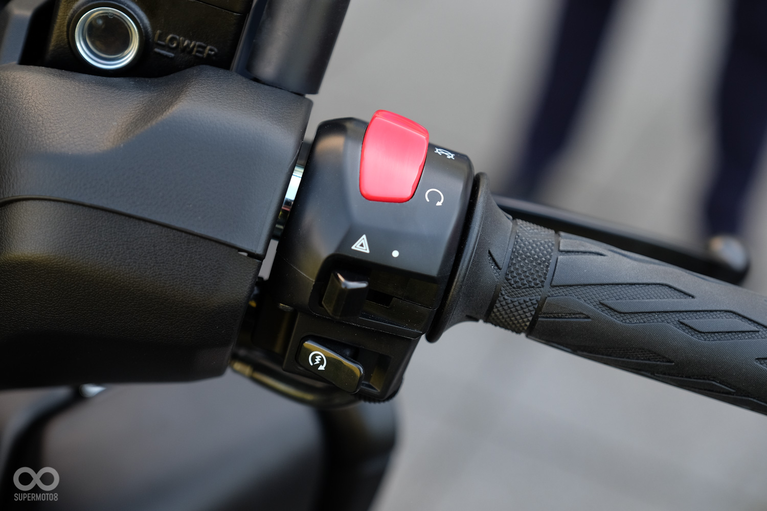 右側把守的開關中並沒有大燈的撥片,取而代之是駐車警示燈的開關