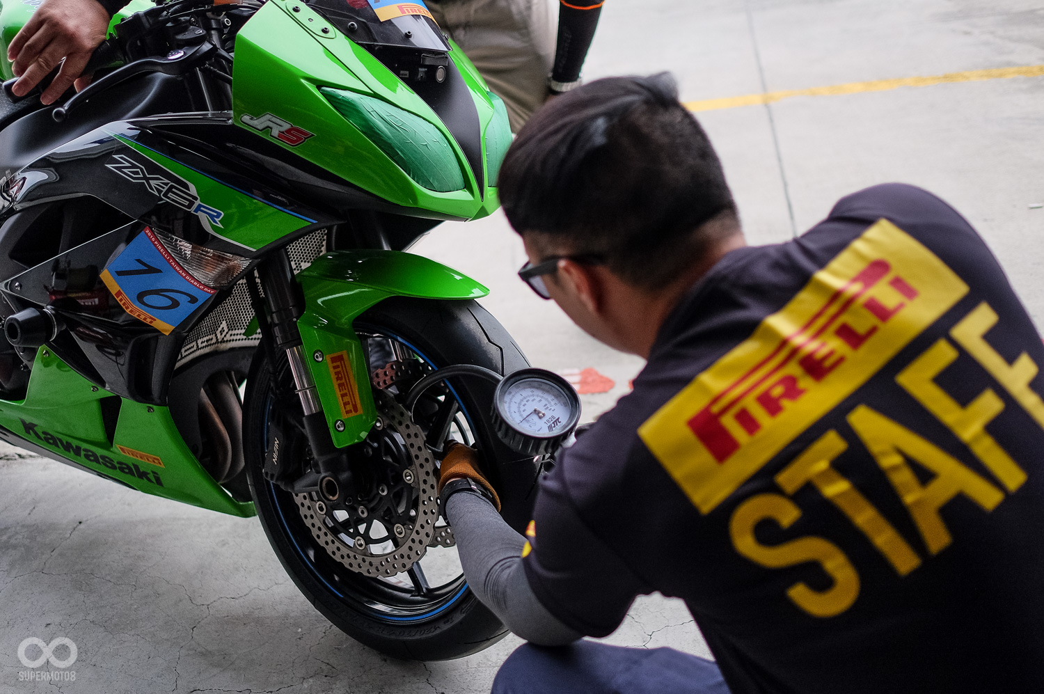PIRELLI官方人員提供專業的輪胎服務，並給予賽道胎壓建議