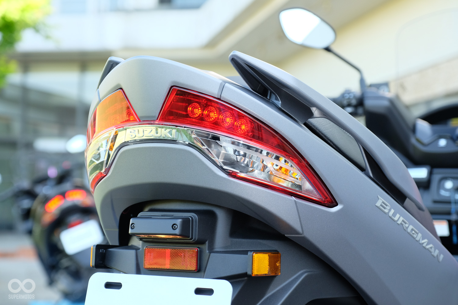 尾燈造型同樣優雅,但又多了一絲明快,乾淨俐落