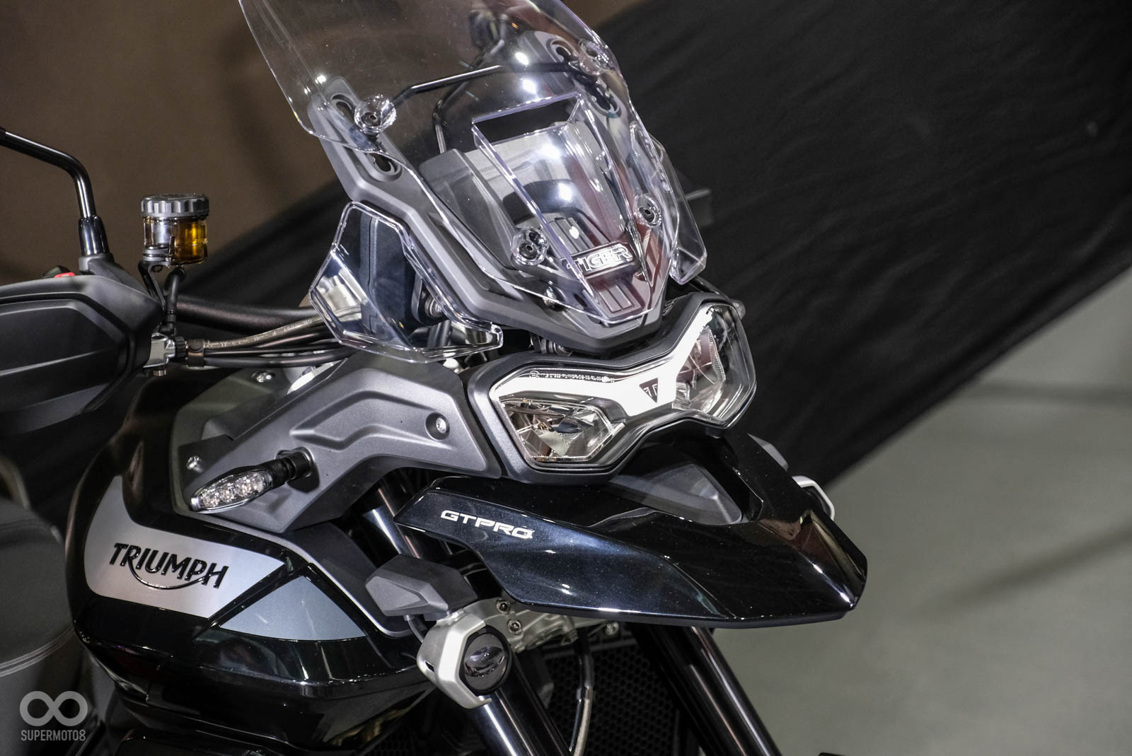 車燈設計看齊大哥Tiger 1200,比起Tiger 800來得更銳利