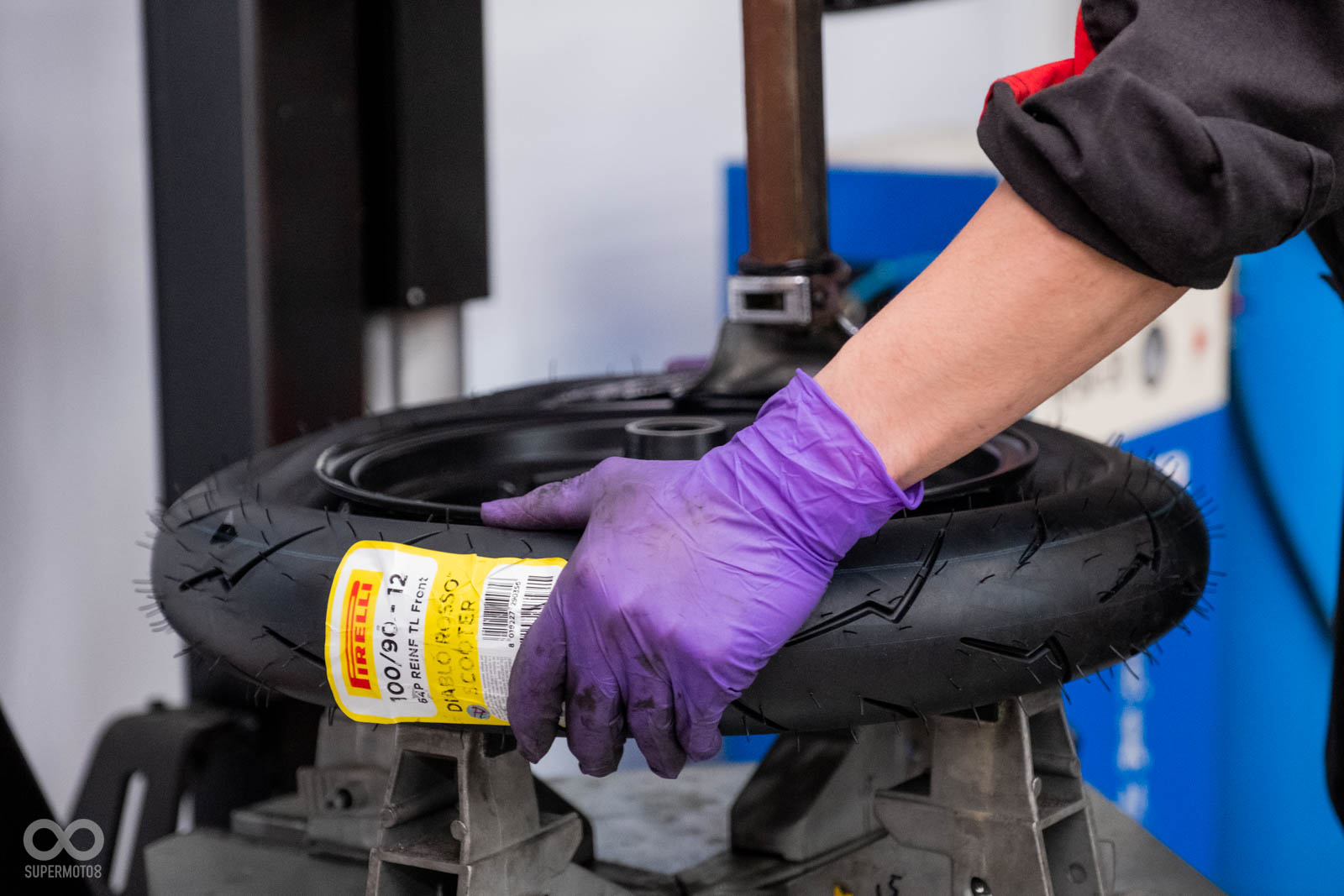 技師迅速的幫我們將PIRELLI DIABLO ROSSO™ SCOOTER SC換上MSX125