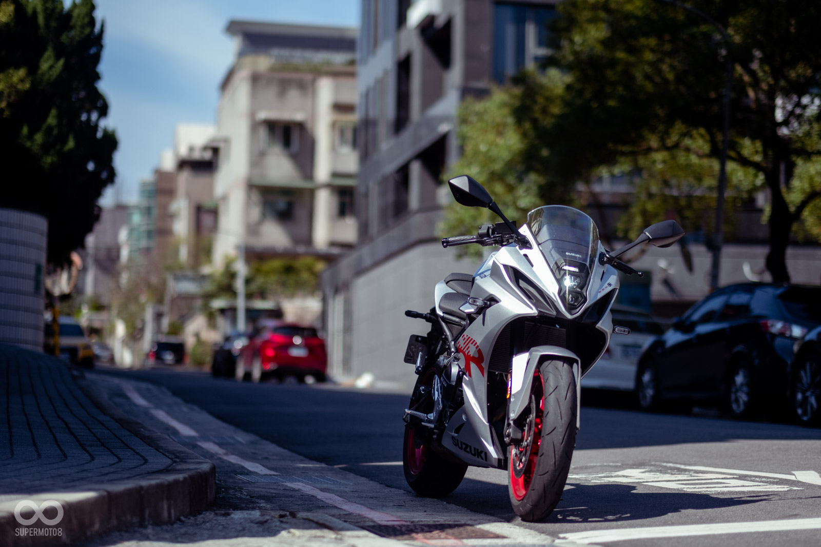 方向燈後方位置可以看到小小的整流罩小翅膀設計