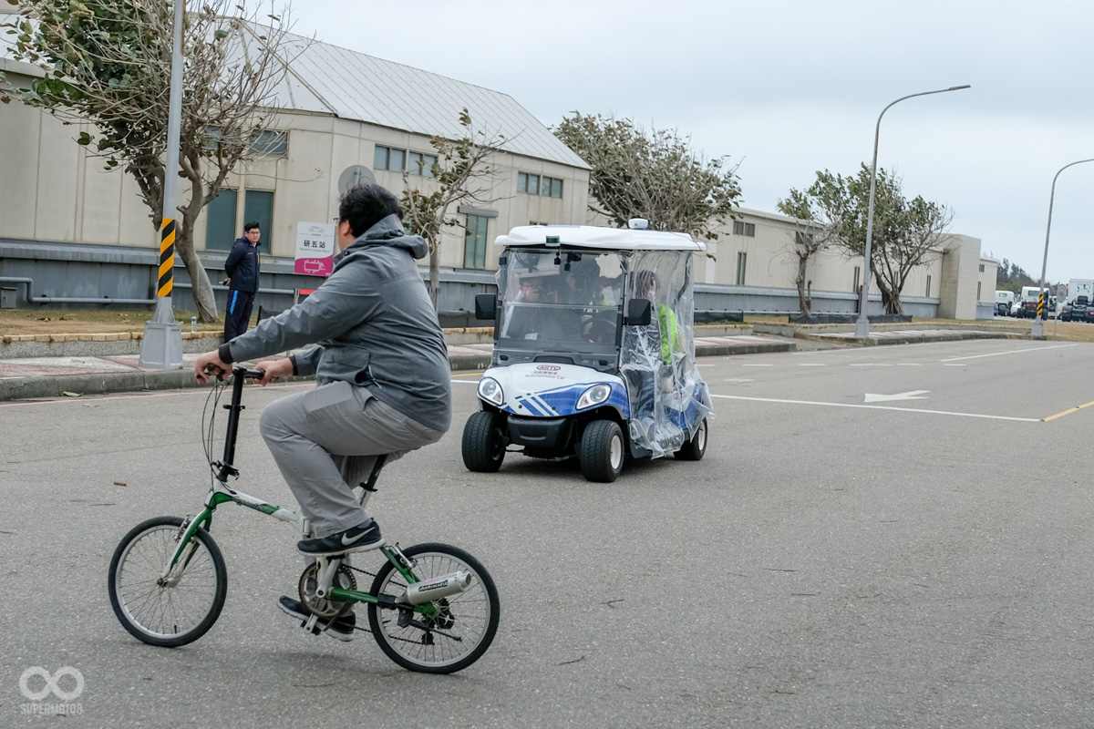 面對突如其來的行人、來車等障礙物,自駕車都會預先減速隨即煞停,以確保安全