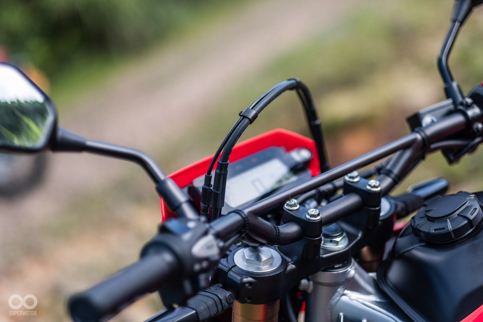 應對加長的懸吊行程,CRF300的握把管路走線也相當特別