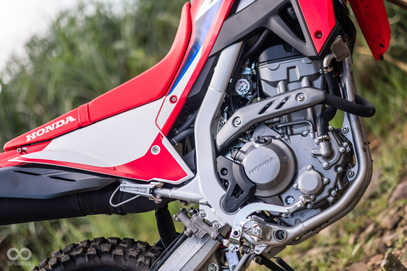 引擎直接裸露的CRF300L,在騎乘時更容易感受到熱氣