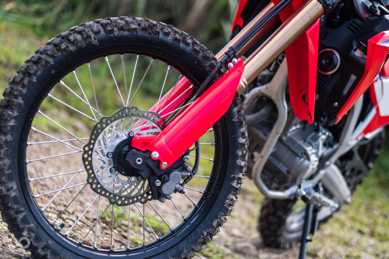 單向雙活塞卡鉗配256mm碟盤,制動力表現偏弱,是針對越野路況所做的特別設計