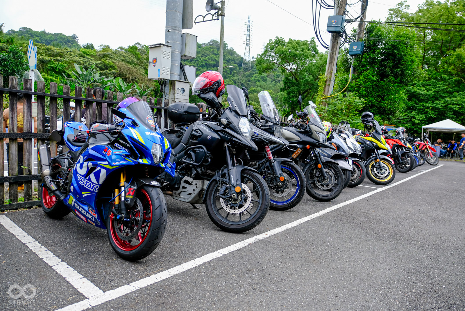 一早的香草咖啡停車場，就被滿滿鈴菌給佔據