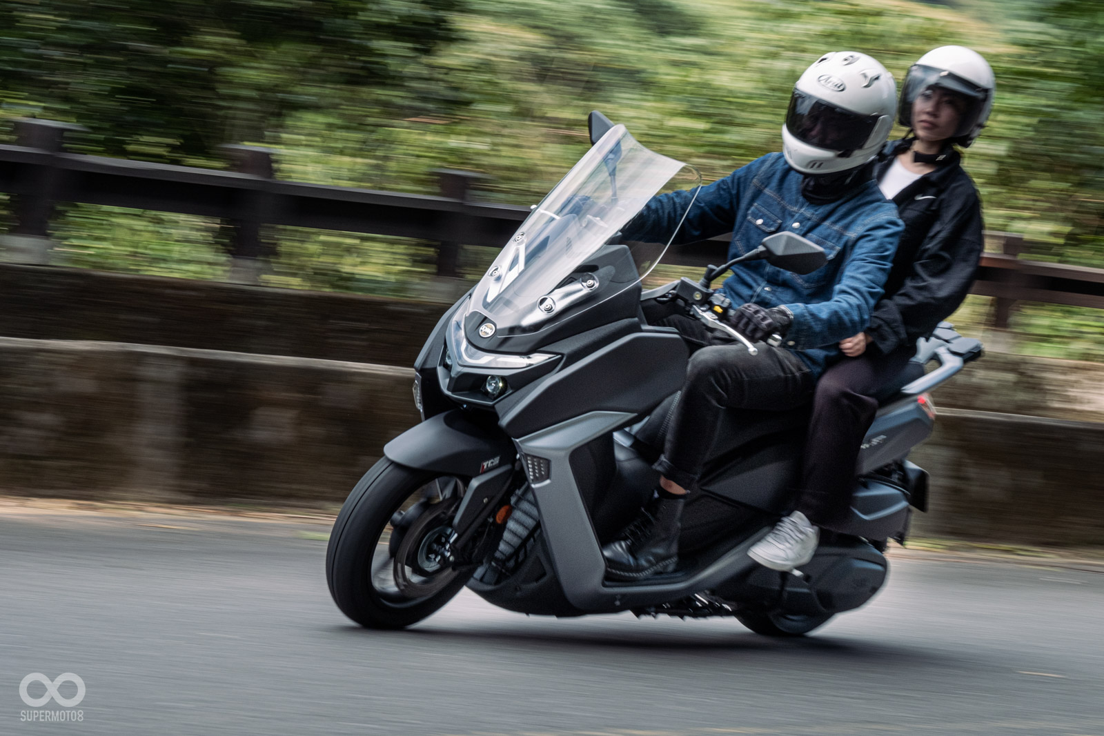 前煞車換上288mm浮動碟盤搭配輻射卡鉗,讓簧下重量降低18.2%,加上ABS/TCS確保安全