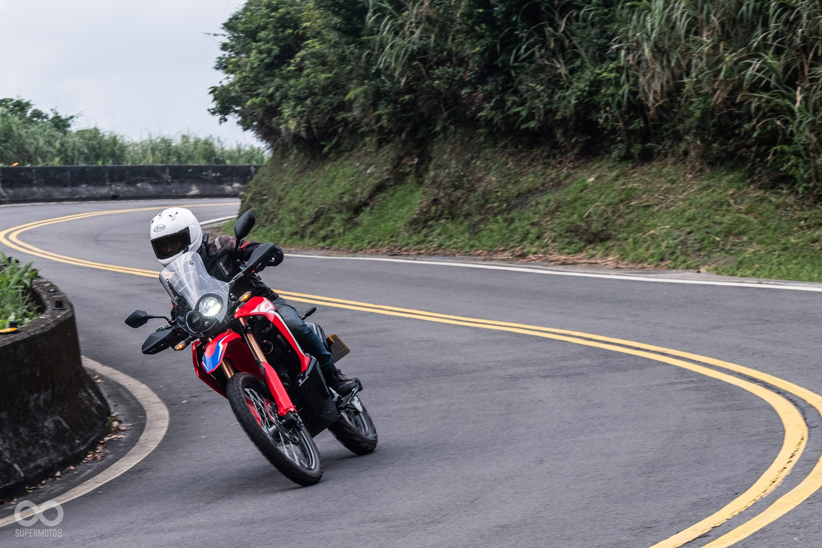 越野胎在過彎時的接地面積小,會帶來飄忽的過彎感受,不熟悉的新手需要更小心騎乘