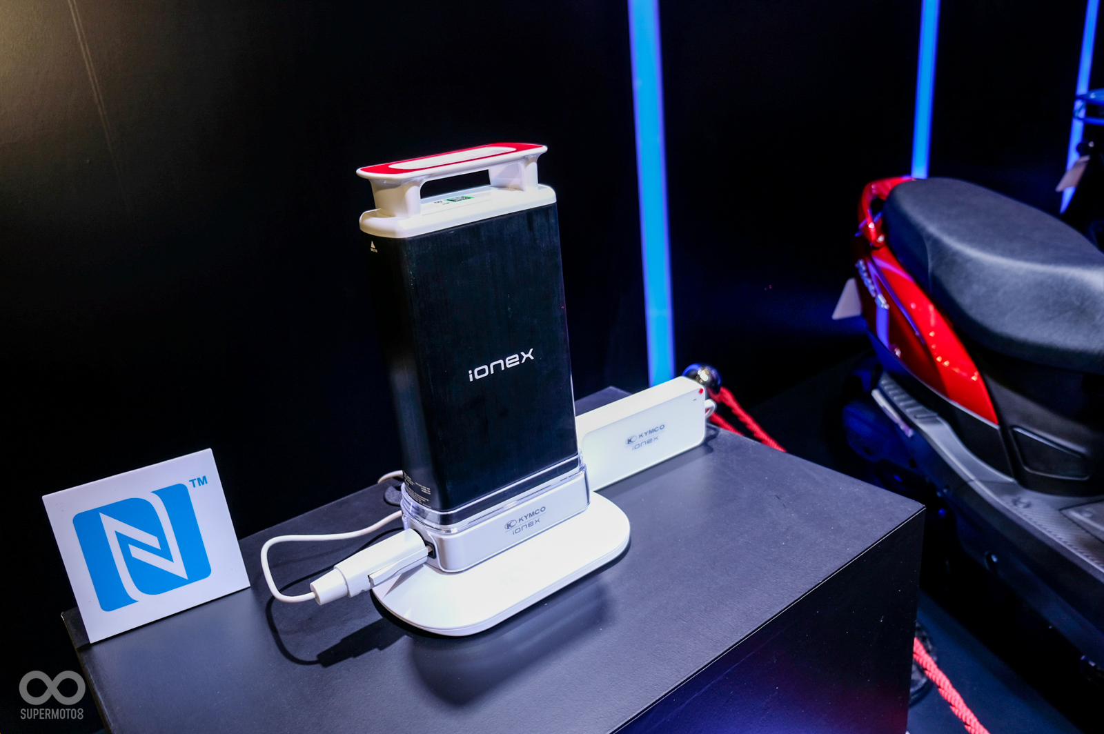 現場擺放KYMCO Ionex Commercial車能網商業版使用的租用紅電池，目前共享電池在台灣也透過iRent服務上線