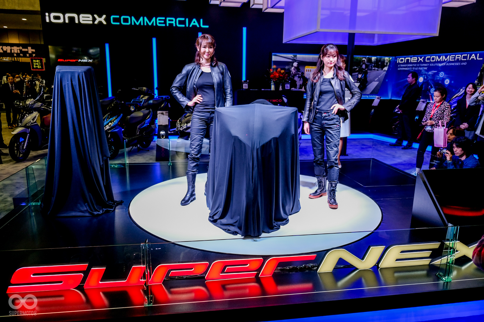 在活動正式揭幕前，舞台上除了SuperNEX外，一旁還有遮蓋住的充電樁
