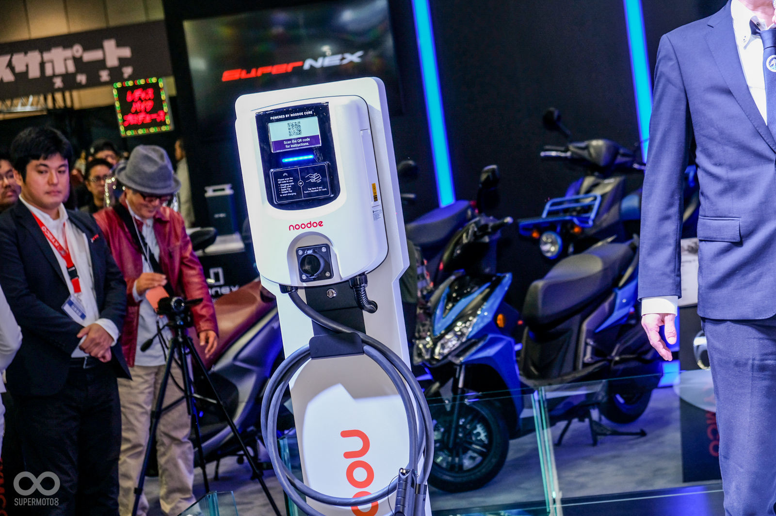 上頭印有noodoe字樣的充電樁，目測初步判斷是採用歐盟規格，南港展覽館目前已簽約設置Noodoe EV充電樁