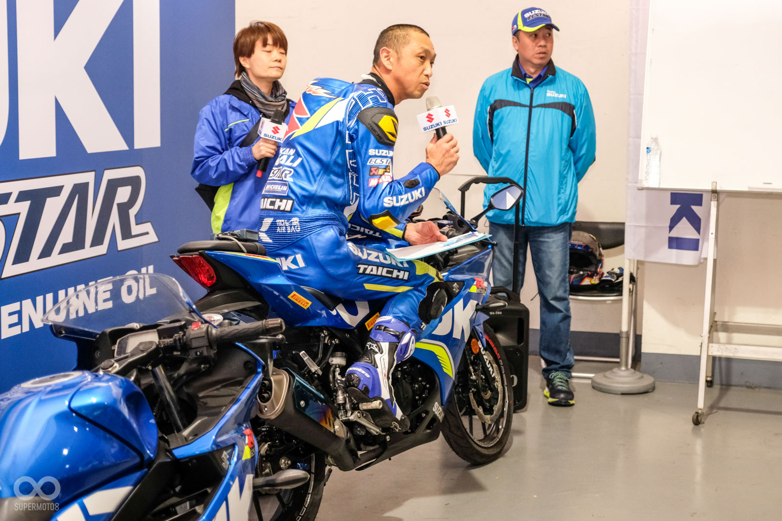 透過紀錄版上的資料,青木宣篤針對每位參與者一一指導