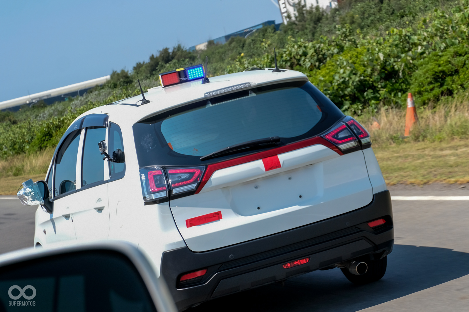 當後車逼近,且在檢測範圍中,系統會亮起燈號