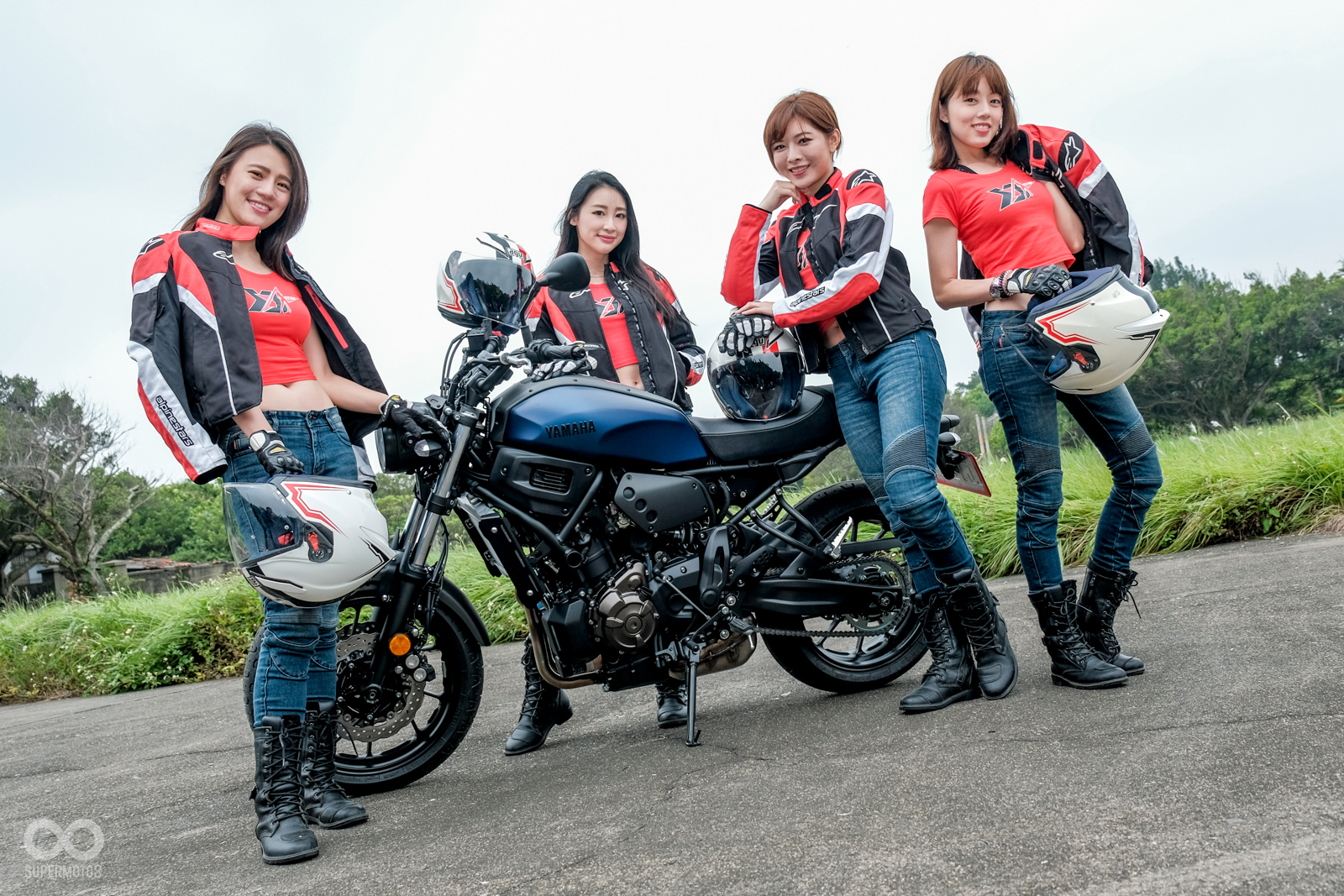 四位YJT女孩騎乘YAMAHA車款與車主一同出遊