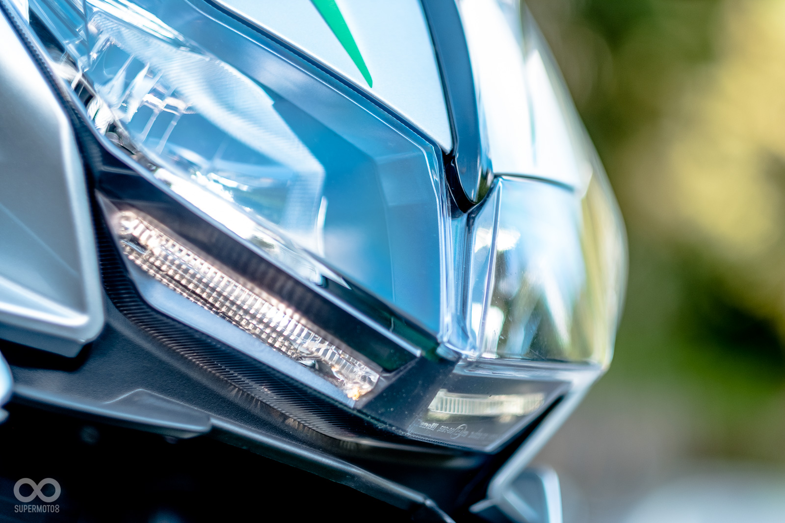 燈泡組也使用左右兩邊分別為全時/大燈的不對稱點燈設計