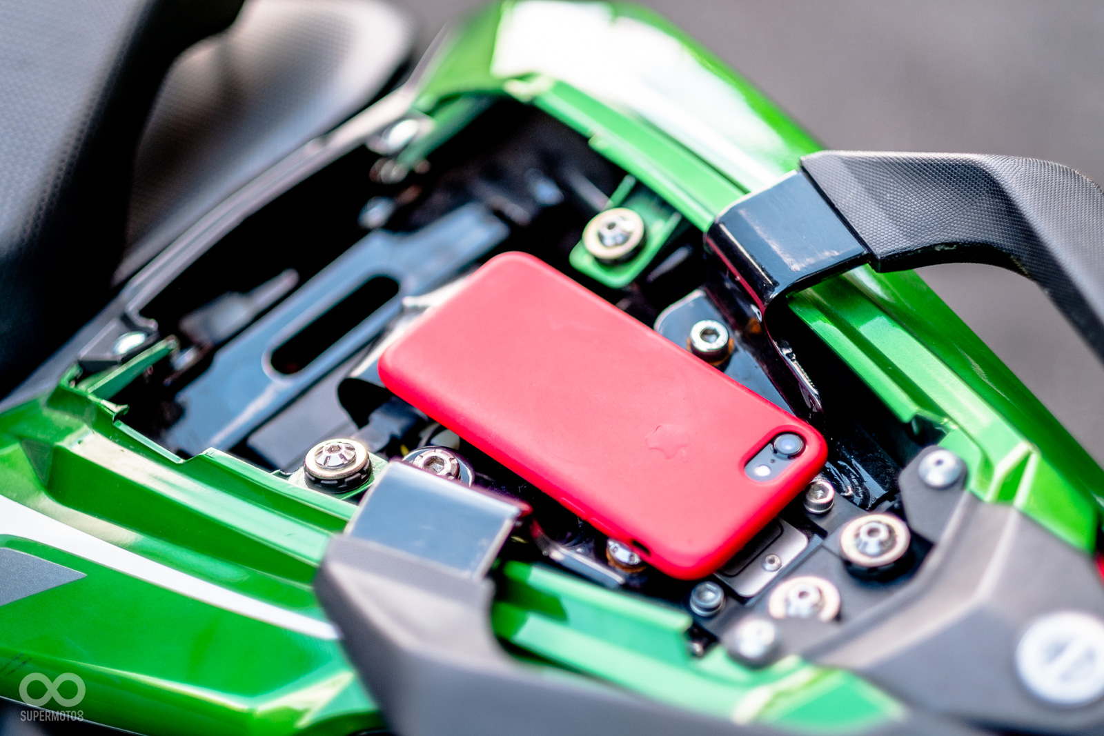 後座椅墊下留有置物空間，不過容量不大