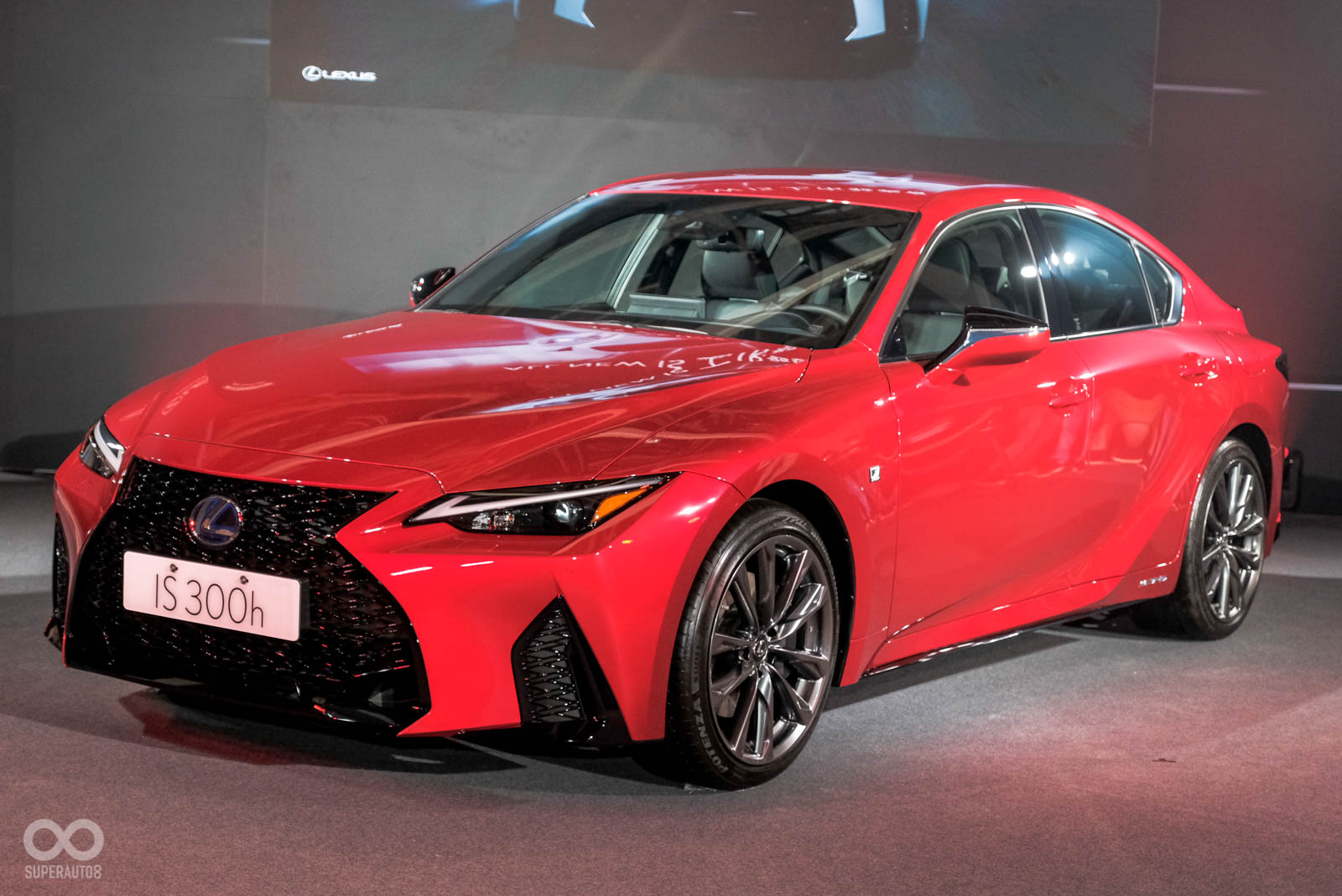 全新的外型設計,讓IS300h更有肌肉線條和動感