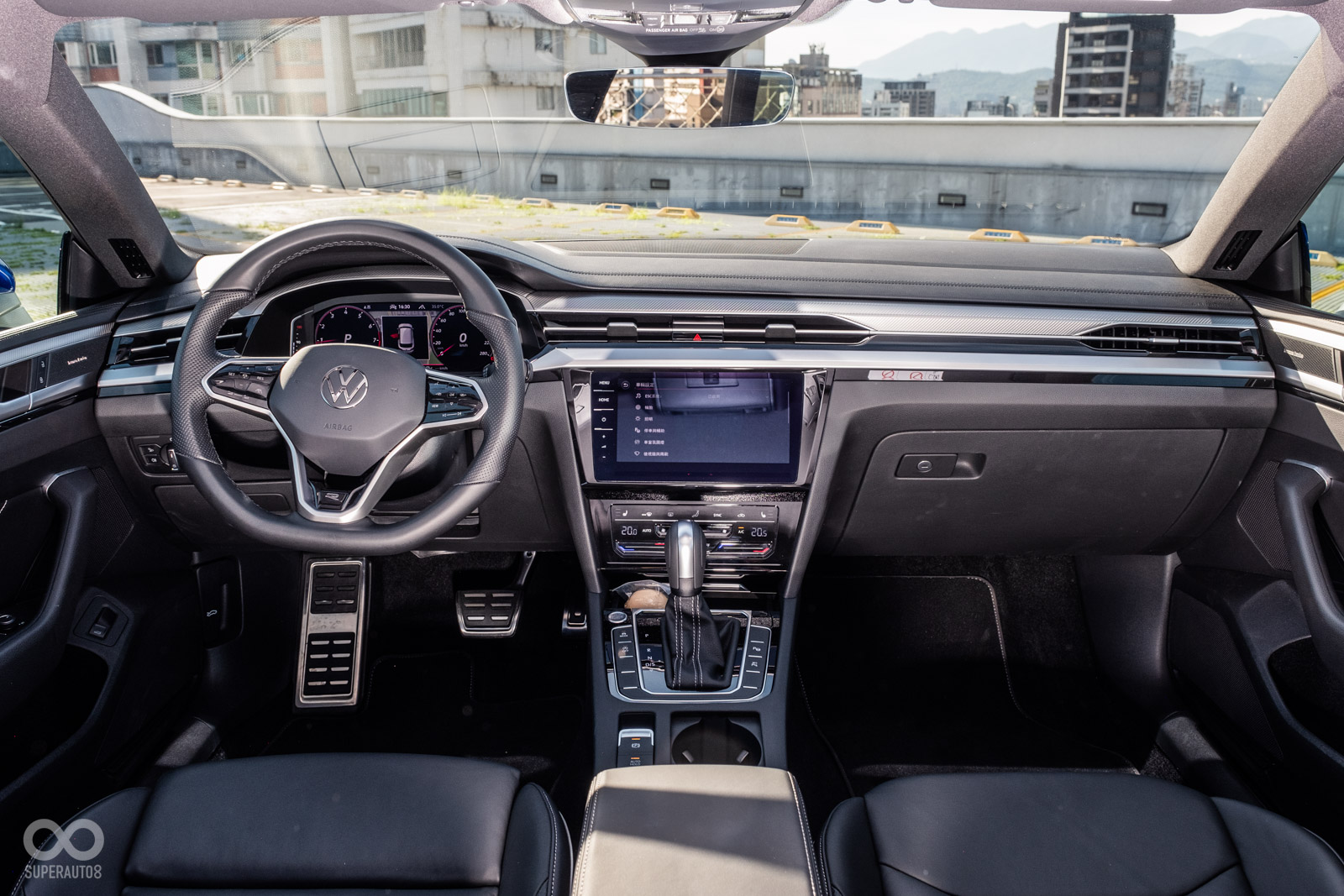 內裝透過金屬與數位螢幕打造出科技感