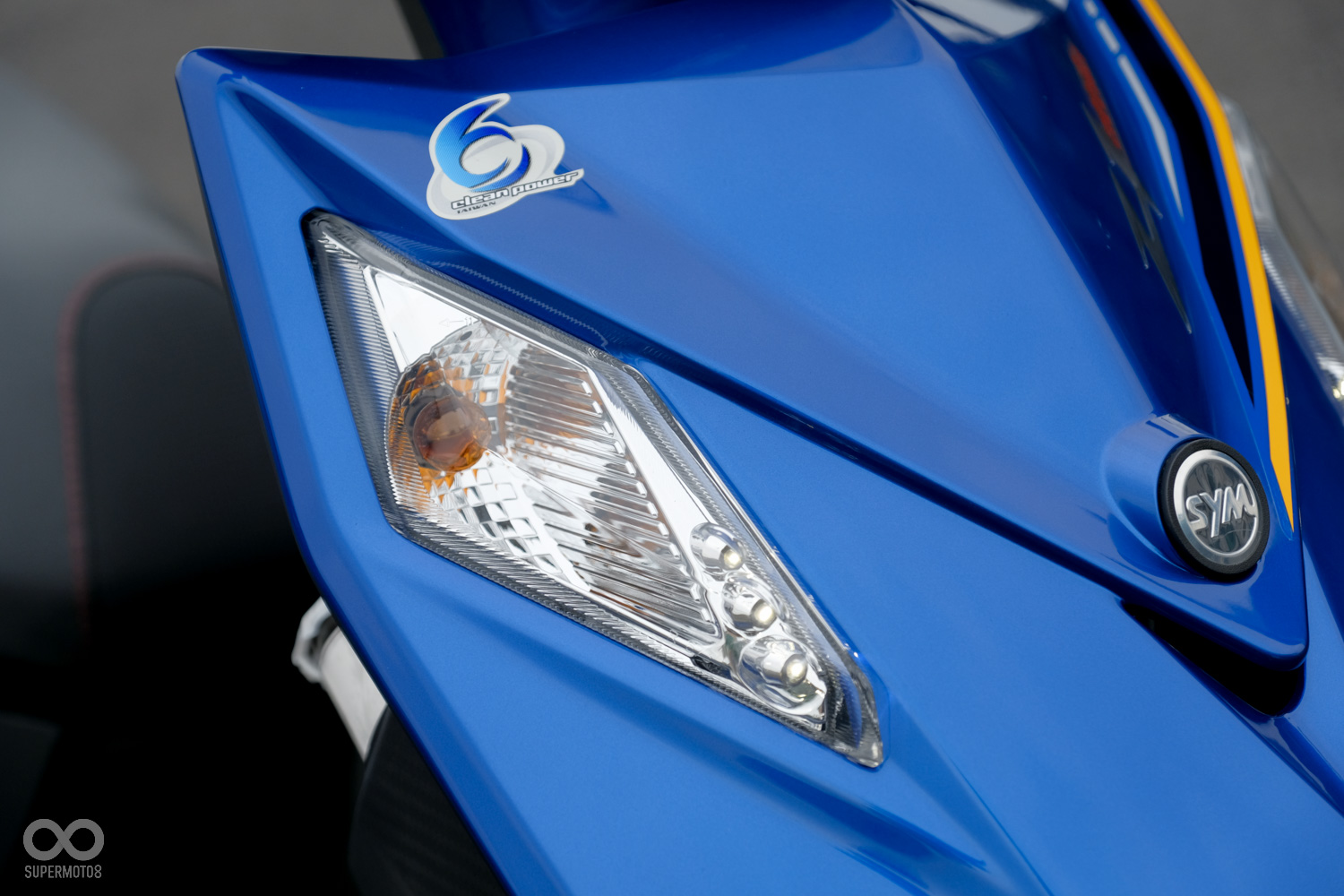 方向燈與定位燈整合,使用鑲嵌的手法安裝在前斜板兩側,方向燈使用的是傳統燈泡,而定位燈則是LED