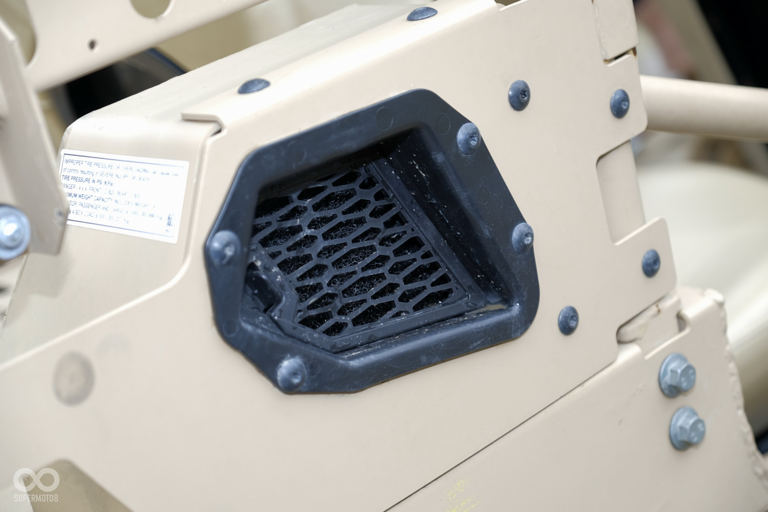 MRZR的引擎位於後端,進氣口則在車測,且特意拉高距離地面達100cm,讓車輛能安然度過深水區域