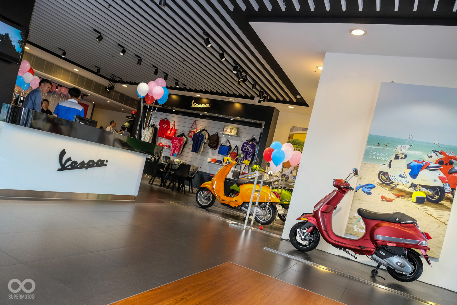 黑白相間的室內設計，營造出非常具有質感的空間視覺，讓人不自覺的放鬆心情，搭配上一杯咖啡，享受快活的騎士生活