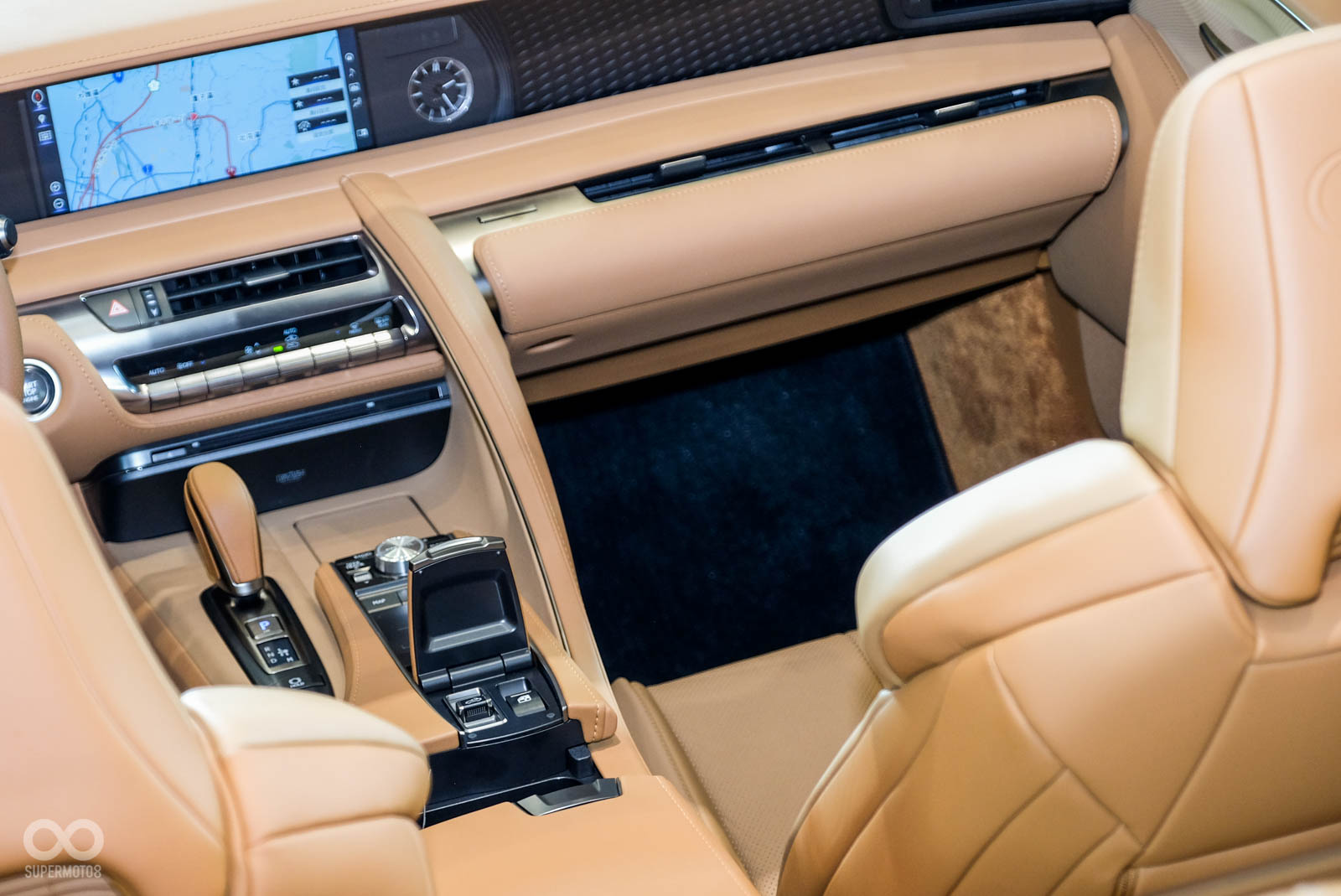 LC 500 Convertible的敞篷啓閉機構採用隱藏式