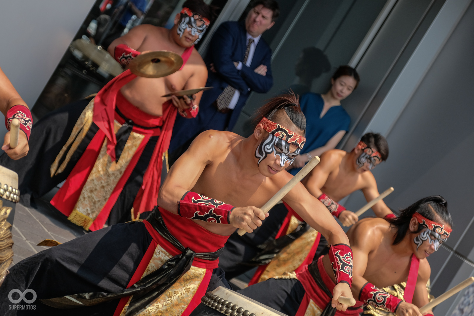 知名的九天技藝團表演，替Vespa內湖展示中心的開幕，增添了幾分喜氣