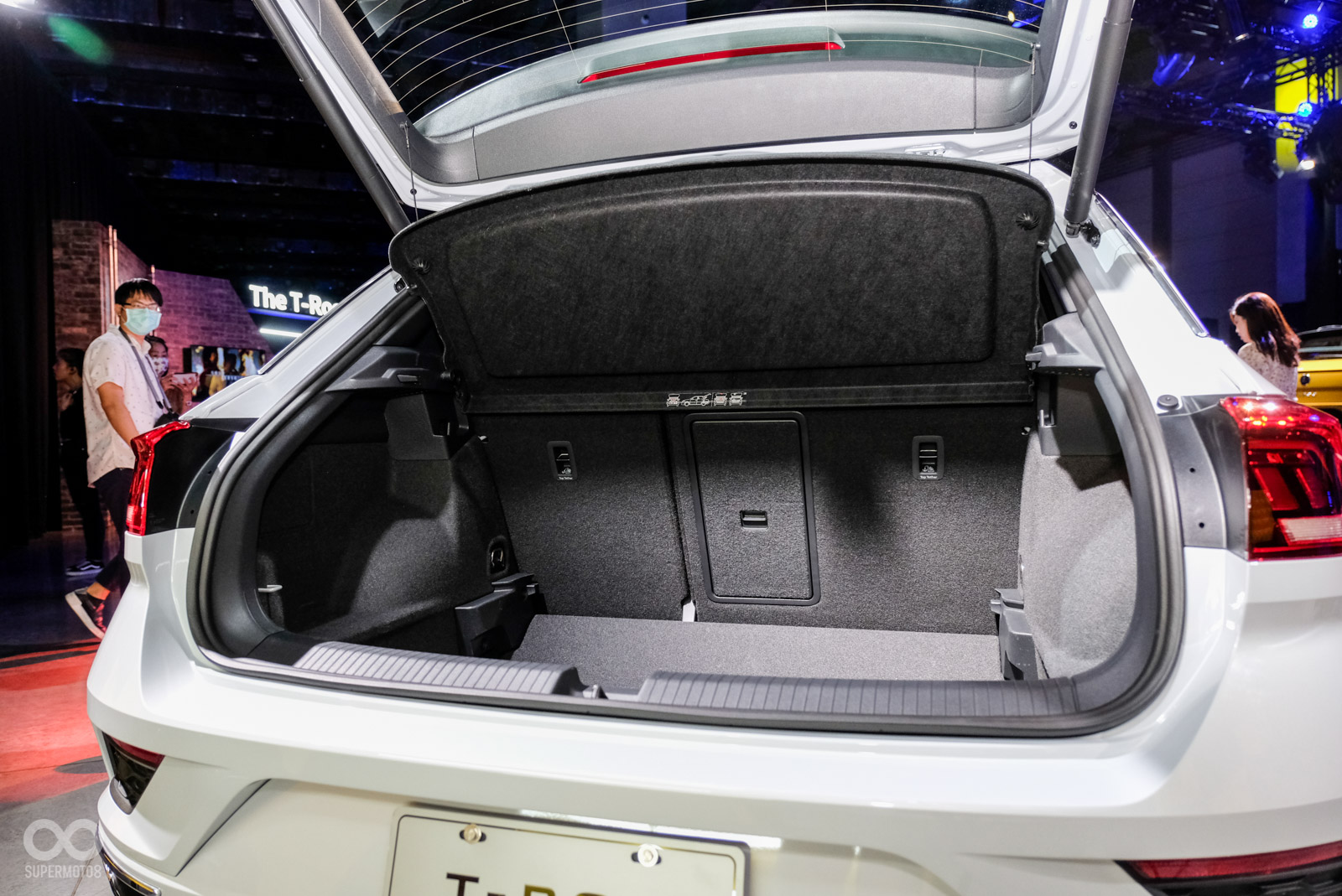 除了最入門版本外,其餘等級皆標配電動尾門