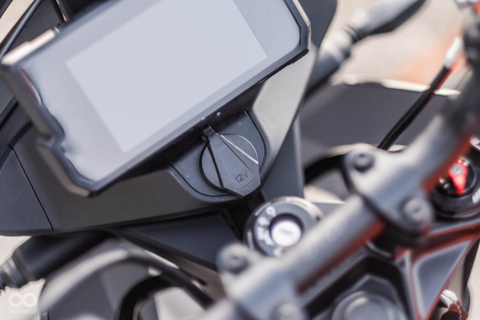 5吋TFT液晶儀表的爽感滿分,下方還有12V充電插座,方便手機和其他設備充電