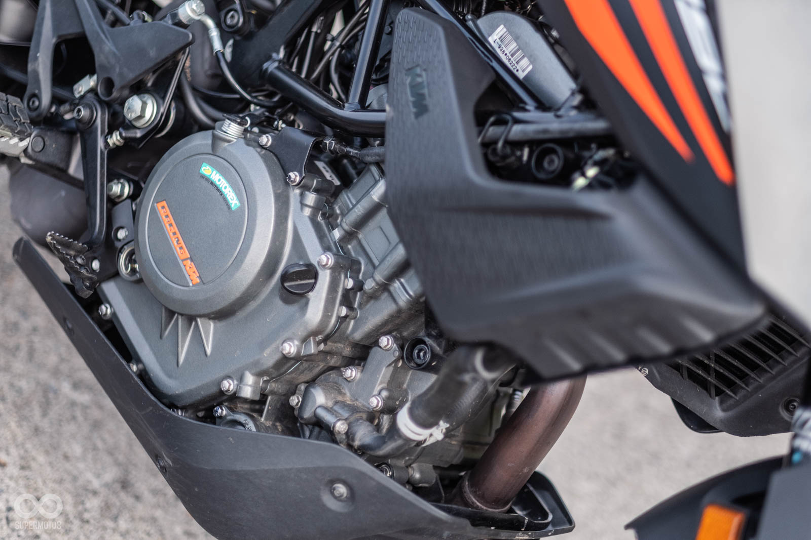 373.2 c.c 水冷單缸引擎,擁有44 hp/9,000 rpm最大馬力和37 Nm/7,000 rpm最大扭力