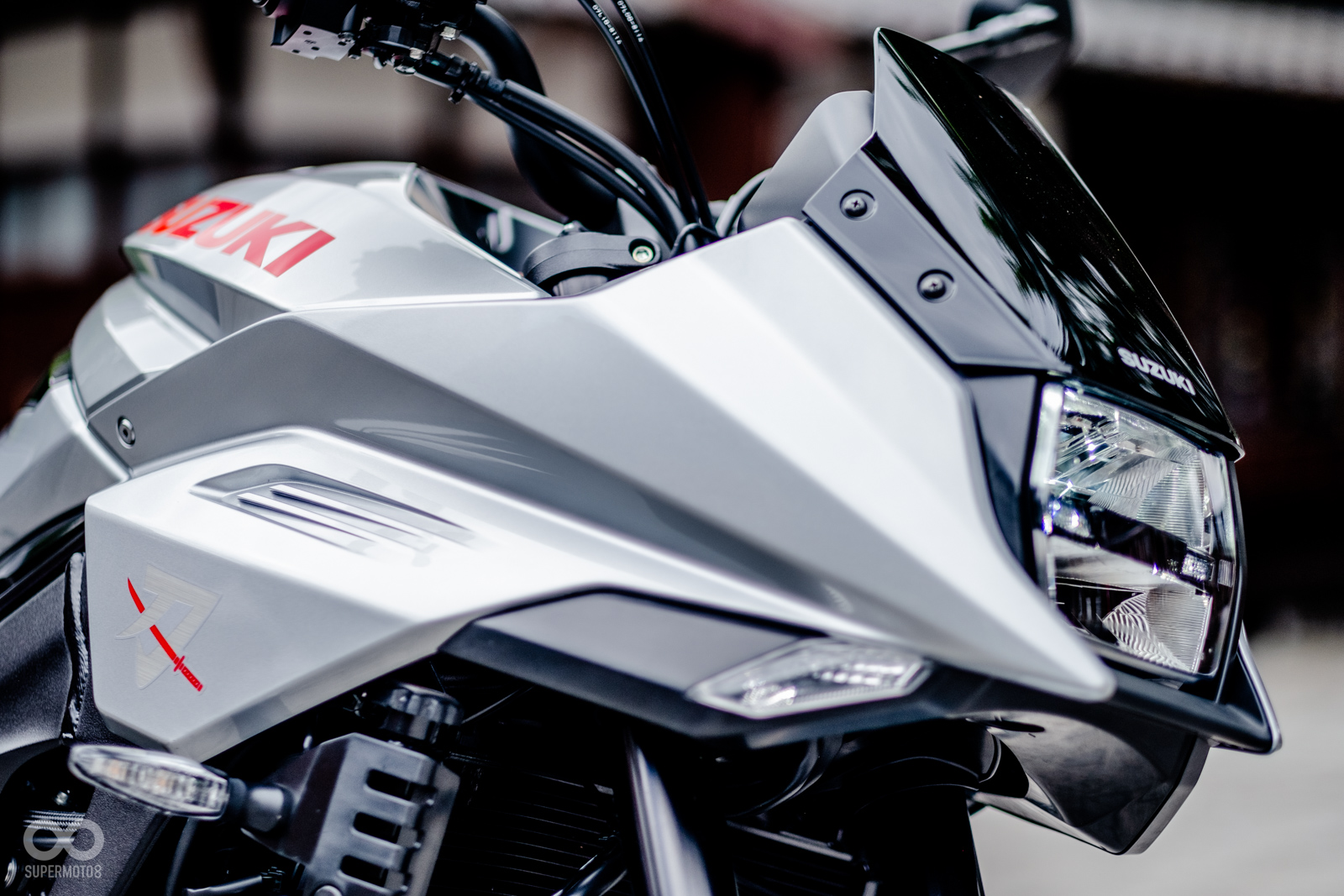 新款KATANA承襲原先的滑順風格半整流罩設計,並融入更多符合當代美感的車身折線,營造出獨特的車頭線條