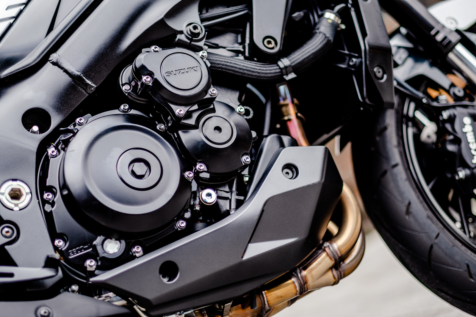 999c.c.的直列四缸引擎帶來相當壯闊的車身雄厚感