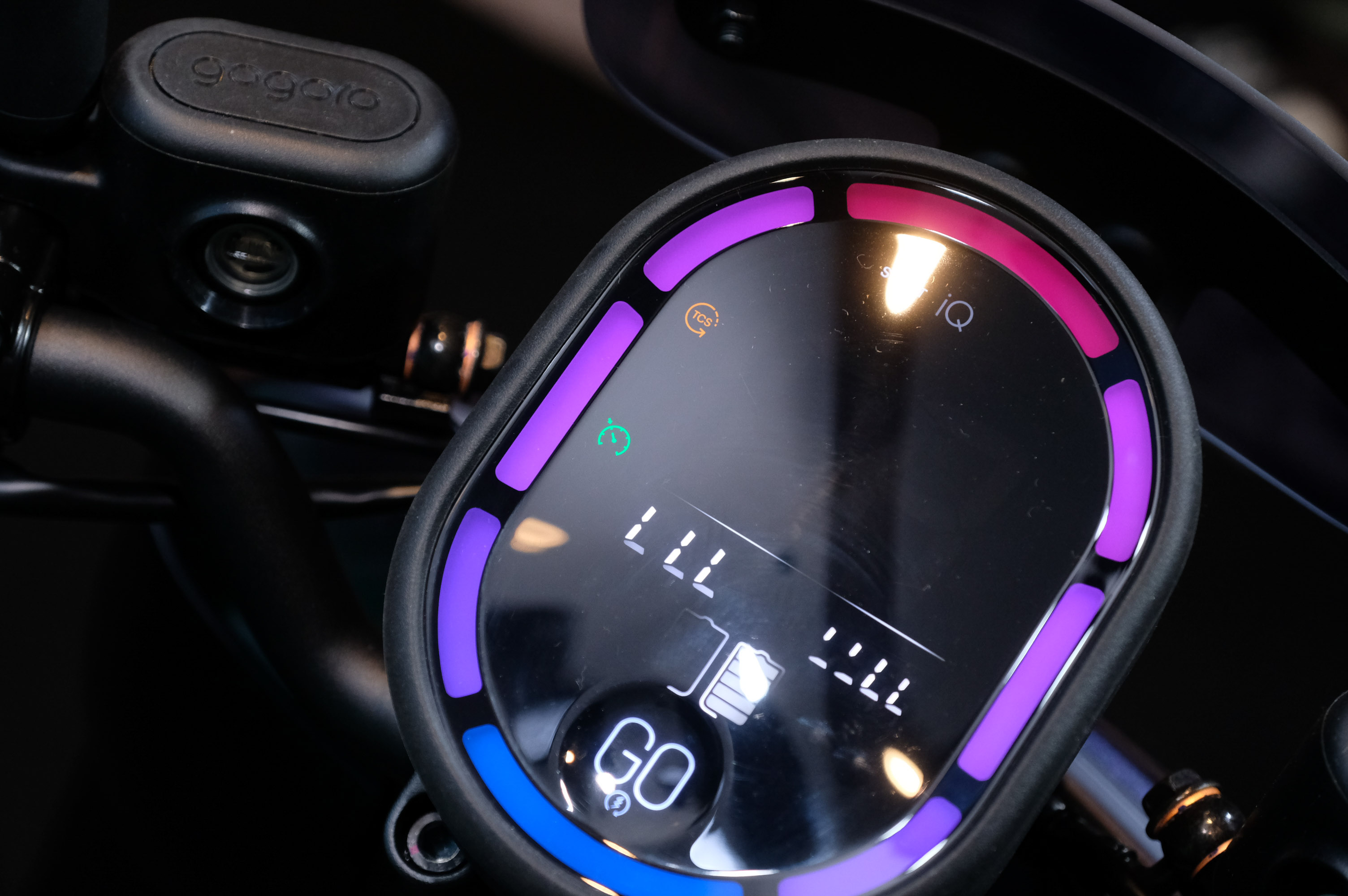 可看到新車儀表具有TCS、定速符號